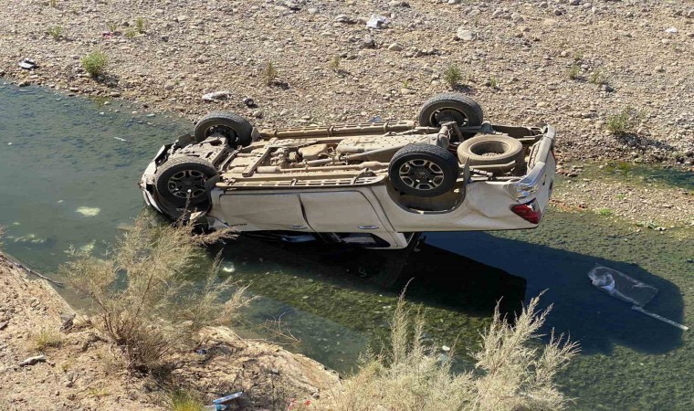 Hakkaride kamyonet şarampole yuvarlandı: 1 yaralı