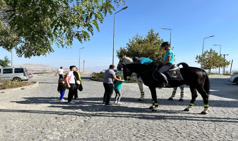 Harputta Atlı Jandarma Timine yoğun ilgi