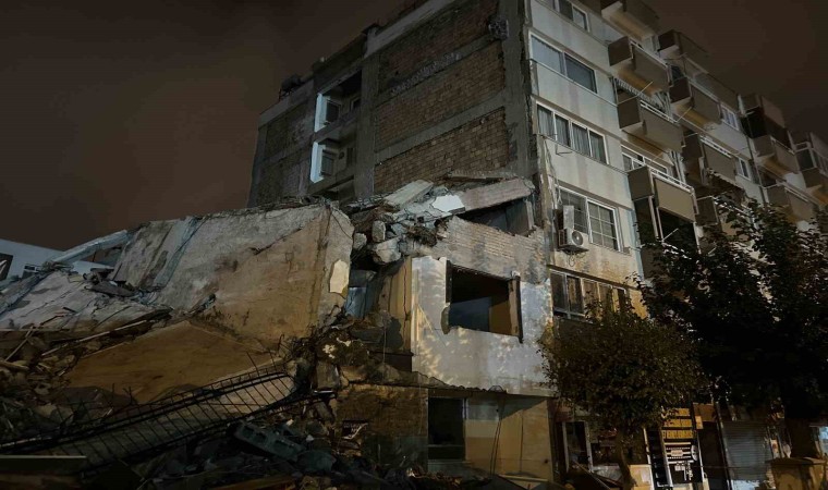 Hasarlı binanın yıkımı esnasında üzerine duvar devrilen başka bir bina zarar gördü