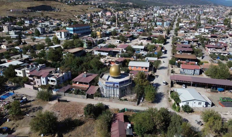 Hatayda altın sarısı kubbesi ve çinileriyle Mescid-i Aksayı andıran cami, mest ediyor