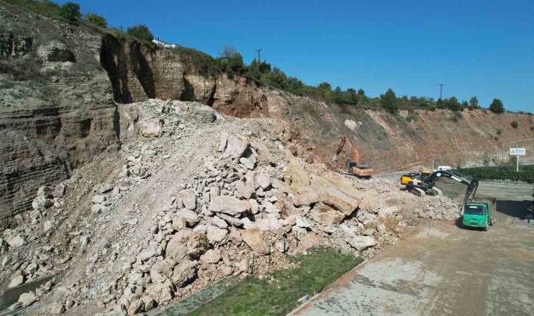 Heyelan OSBdeki iki fabrikanın yolunu kapattı