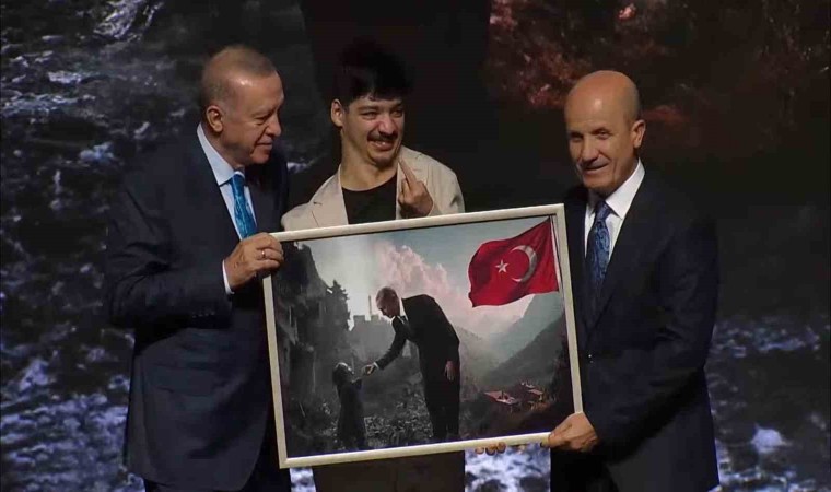 HKÜ öğrencisi Mert Can Altun, Cumhurbaşkanı Erdoğana eserini takdim etti