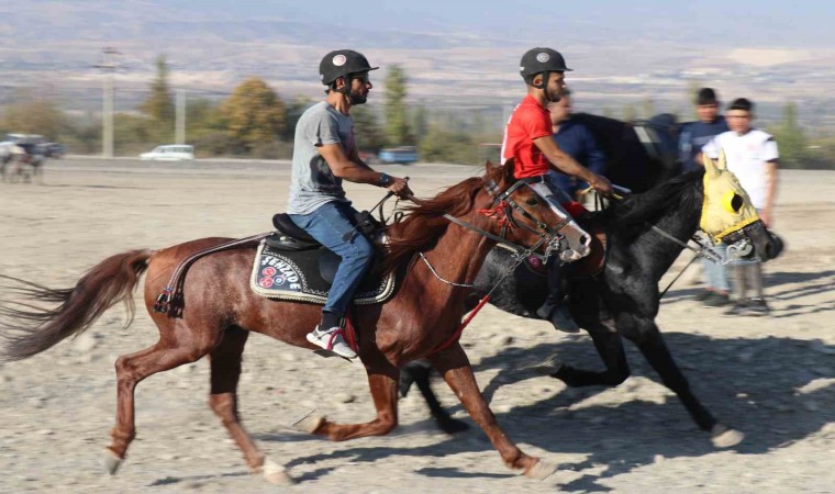 Honazda rahvan atlar, Cumhuriyetin 101. yıl dönümü için koştu