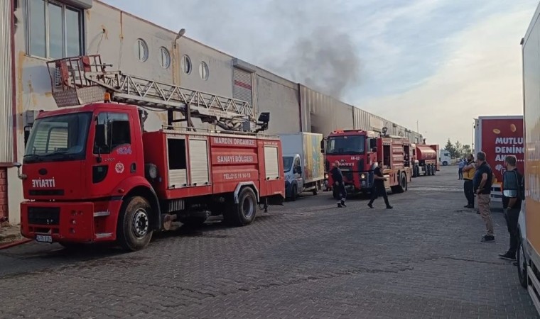 İmalat fabrikasının deposunda çıkan yangın söndürüldü