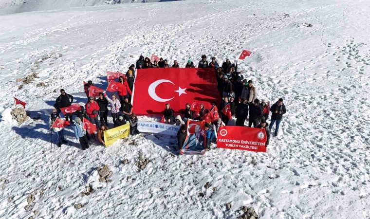 İstiklal Marşını 2 bin 587 rakımlı dağın zirvesinde okuyup Cumhuriyetin 101nci yılını kutladılar