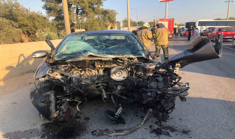 İzmirde servis minibüsüyle otomobil kafa kafaya çarpıştı: 1 yaralı