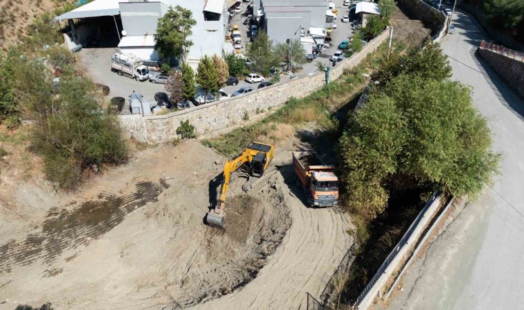 İzmirde taşkın riskine karşı dereler kışa hazırlandı