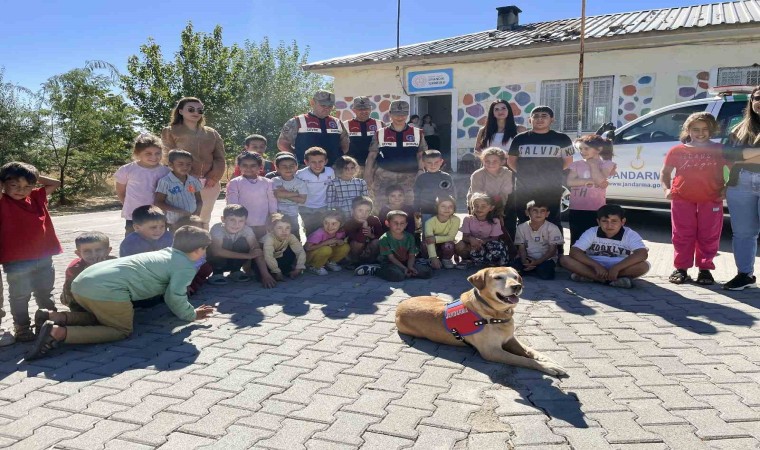 Jandarma, 4 Ekim Dünya Hayvanları Koruma Gününde öğrencilere hayvan sevgisini anlattı