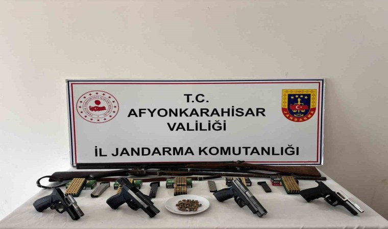 Kaçak silah satışı yapmaya hazırlanırken jandarmaya yakalandı