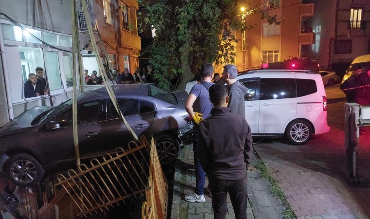 Kağıthanede freni boşalan ticari araç park halindeki otomobile çarptı: 2 yaralı