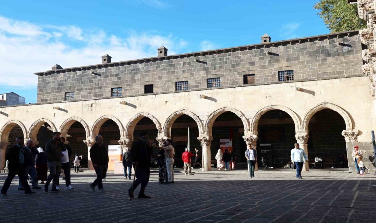 Kaliforniyadan gelen 81 yaşındaki kadın Diyarbakır Ulu Camiye hayran kaldı