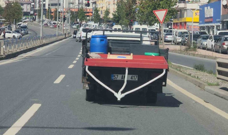 Kamyonetin kasasındaki sıhhi tesisatı görenler şaşırdı