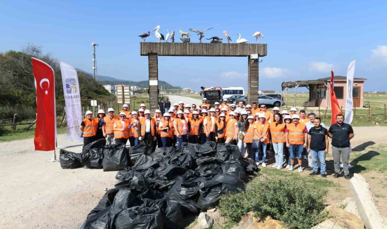 Karacabeyin Yeniköy sahillerinde gönüllü temizlik hareketi