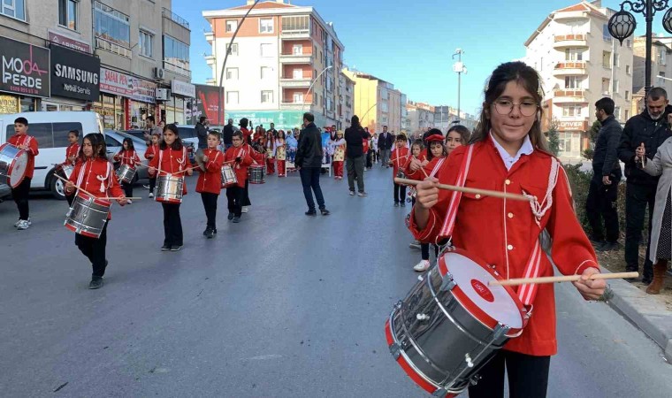 Karamanda ilkokul öğrencilerinin bando gösterisi büyük beğeni topladı