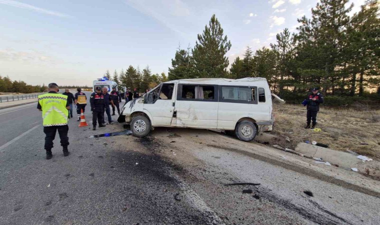 Karamanda tarım işçilerini taşıyan minibüs devrildi: 2 ölü, 13 yaralı