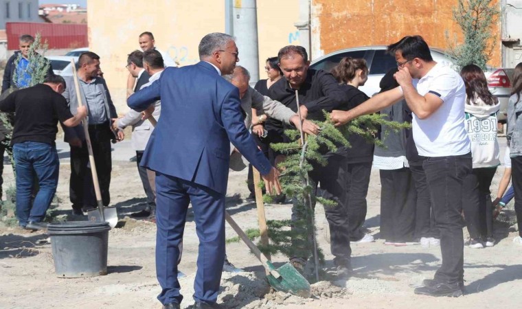 Karapınarda fidanlar toprakla buluştu