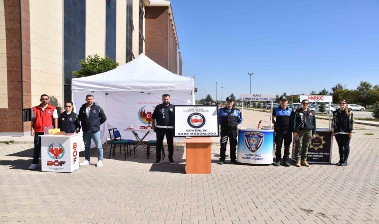 Karsta polis üniversite öğrencilerini bilgilendiriyor