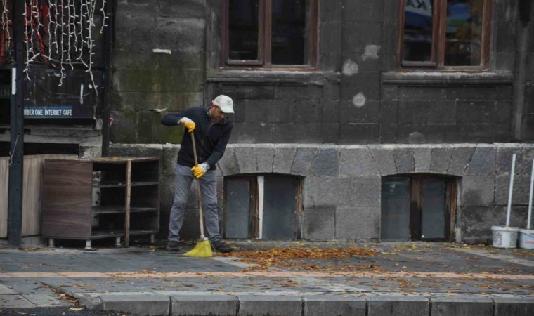 Karsta temizlik işçilerinin yaprak mesaisi başladı