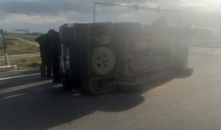 Karsta trafik kazası: Araçlardan biri yan yattı