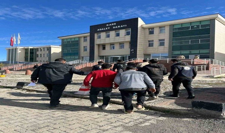 Karsta yakalanan göçmenlerin üzerinden sahte pasaport çıktı