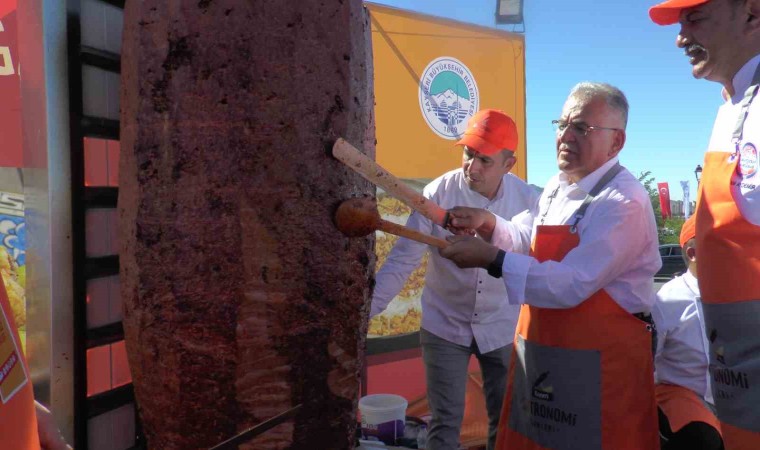 Kayseri Gastronomi Günlerinde 1 ton sucuk döner dağıtıldı