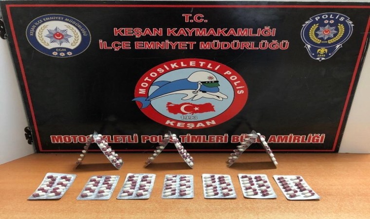 Keşanda araçta yapılan kontrolde 182 sentetik ecza ele geçirildi