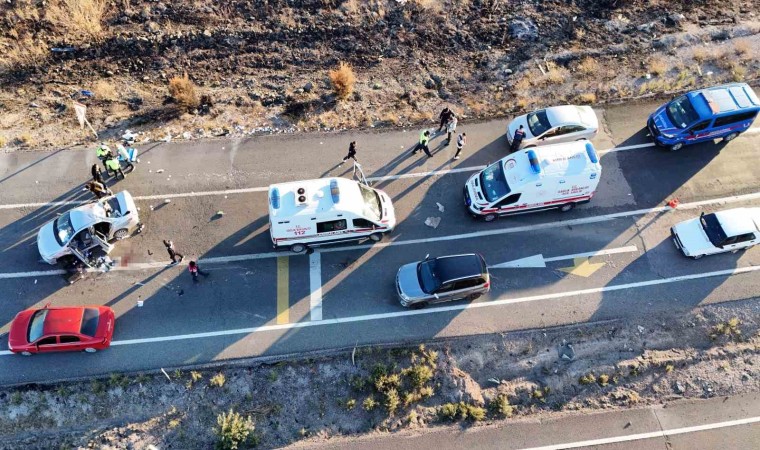 Kırıkkalede feci kaza: Anne ve oğul hayatını kaybetti, 3 kişi yaralandı