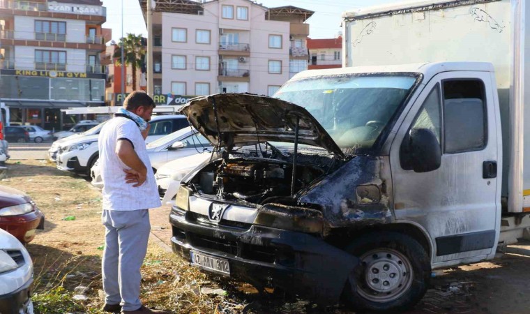 Kontağı çevirdi, kamyoneti alev alev yandı