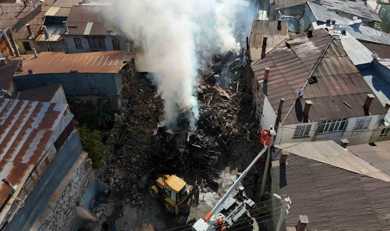 Konyada 3 evin tamamen yandığı mahallede enkaz kaldırma işlemleri sürüyor