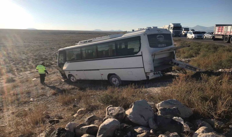 Konyada işçi servisi ile otomobil çarpıştı: 10 yaralı