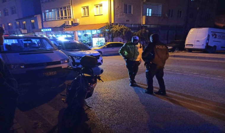 Konyada motosiklet yayaya çarptı: 2 yaralı