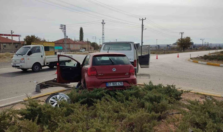 Konyada otomobil ile minibüs çarpıştı: 2 yaralı