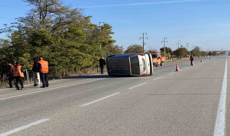 Konyada sürücüsü uyuyan minibüs devrildi