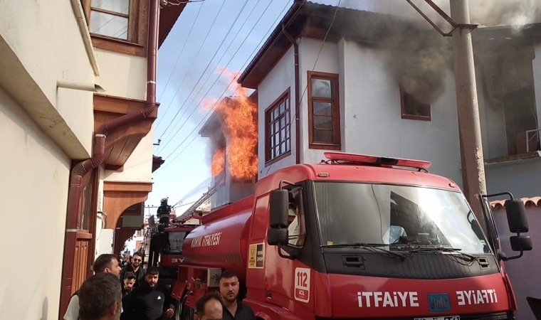 Konyada tarihi evlerin bulunduğu sokaktaki yangın korkuttu