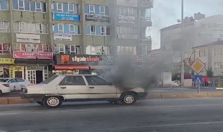 Konyada trafik ışıklarında bekleyen otomobilde yangın