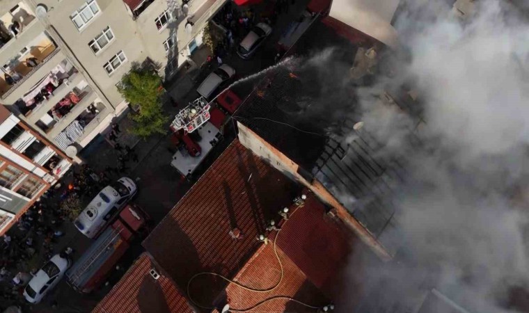 Küçükçekmecede korkutan çatı yangını: O anlar kamerada