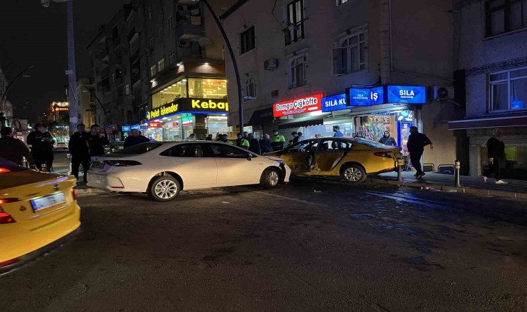 Küçükçekmecede otomobilin taksiye çarptığı anlar kamerada: 3 yaralı