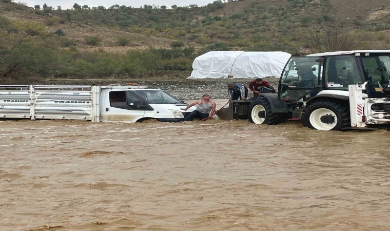 Kulpta aşırı yağış sonucu mahsur kalan şoför kurtarıldı