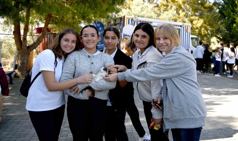 Kuşadası Belediyesi çocukları can dostlarla buluşturdu