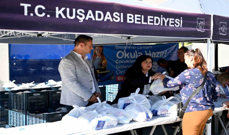 Kuşadası Belediyesinin beslenme çantası desteği başladı