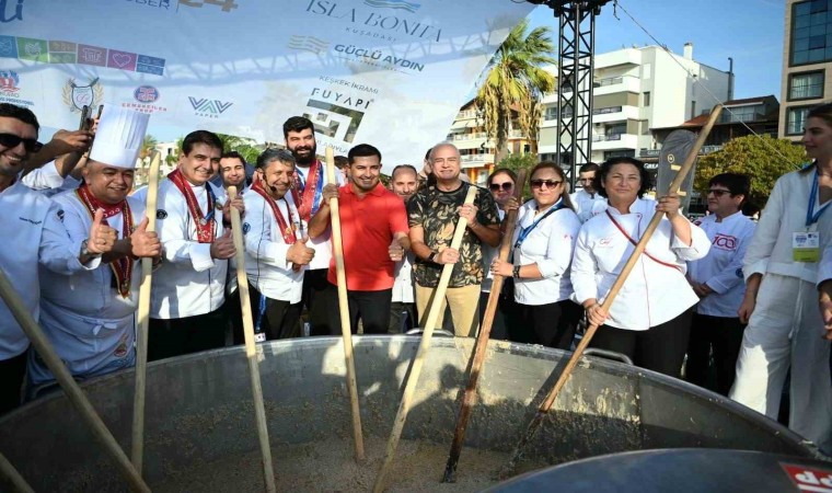 Kuşadası Sokak Festivali 5 bin kişilik keşkek rekoru denemesi ile final yaptı