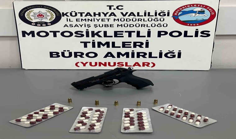 Kütahyada silah ve uyuşturucu bulunan araçtaki 2 kişi gözaltına alındı