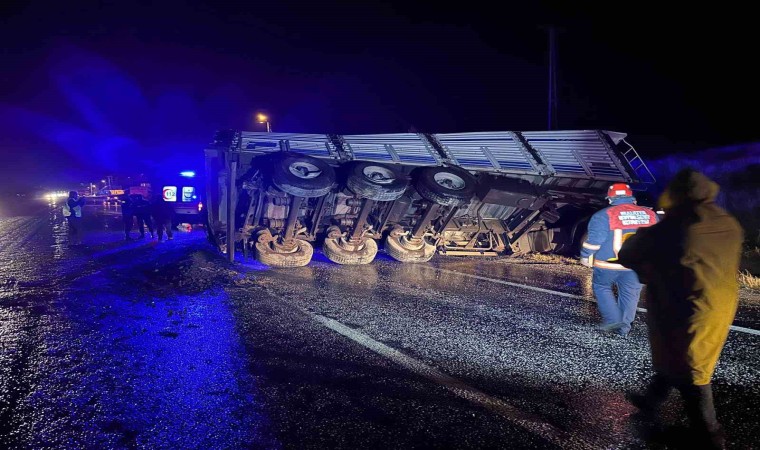 Malatyada maden yüklü tır devrildi: 1 yaralı