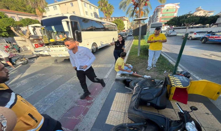 Manavgatta adliye önünde motosikletler çarpıştı: 3 yaralı