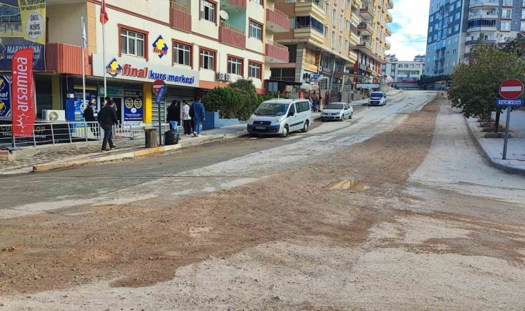 Mardinda köstebek yuvasına dönen yollar vatandaşı çileden çıkardı