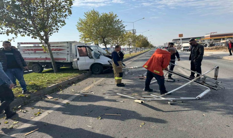 Mardinde sürücüsünün direksiyon hakimiyetini kaybettiği kamyonet elektrik direğine çarptı