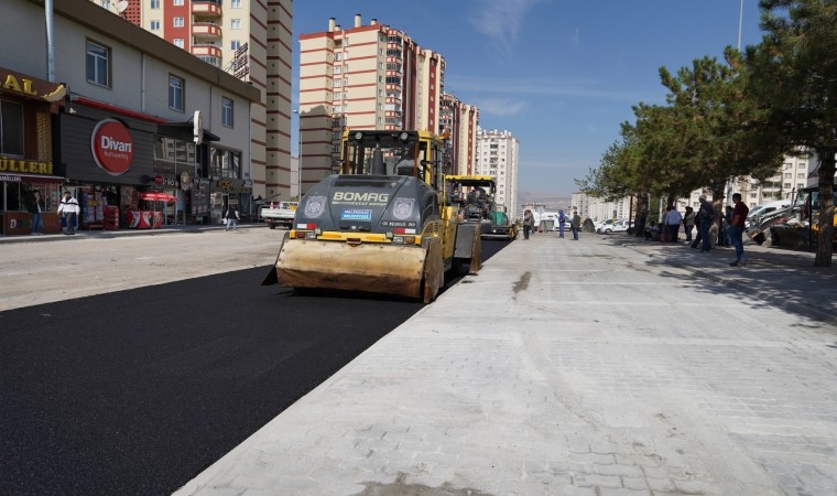 Melikgazi Belediyesi Tınaztepe Mahallesinde asfalt ve çevre düzenlemesi çalışmalarını sürdürüyor