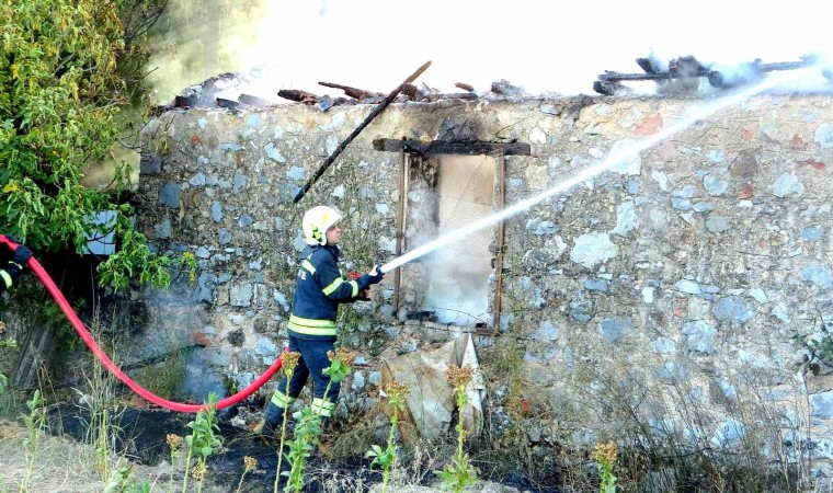 Menteşede ev ve ahır yangını söndürüldü