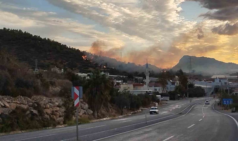 Mersin Bozyazıda orman yangını büyümeden söndürüldü