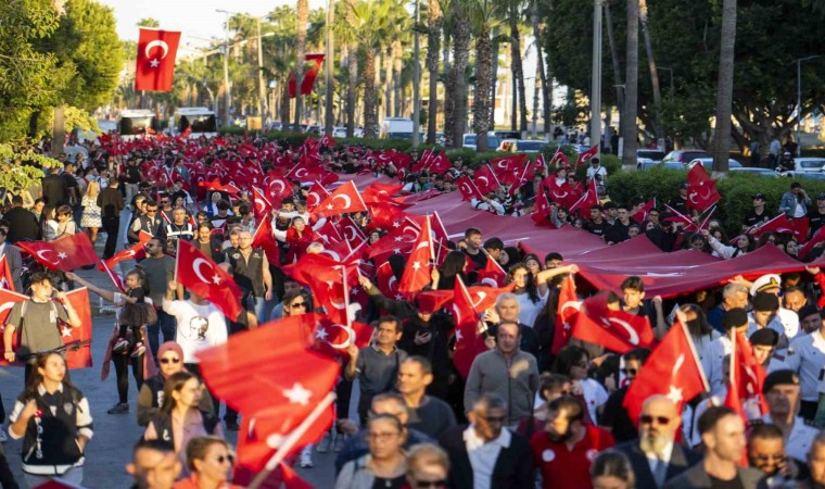 Mersinde 101 metre uzunluğunda Türk bayrağıyla yürüyüş yapıldı